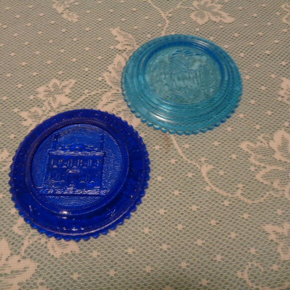 VINTAGE SET OF 2 SMALL BLUE GLASS DECORATIVE PLATES 1 EAGLE NYE 64 ETC. LOT - Picture 2 of 7